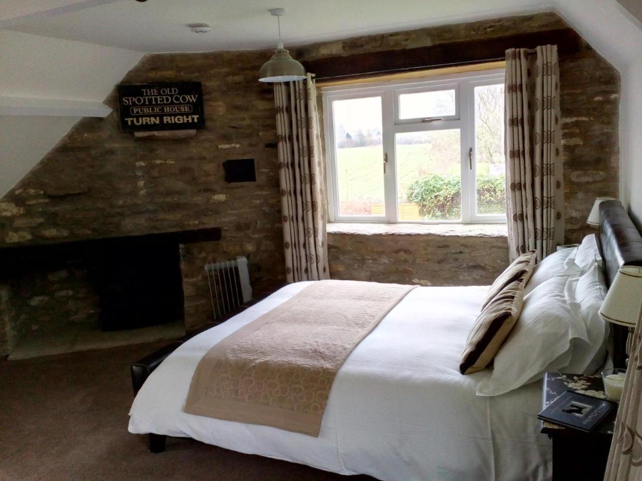 The Old Spotted Cow Bed & Breakfast Marston Meysey ภายนอก รูปภาพ